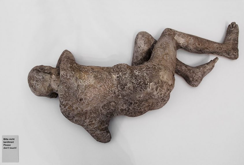 Ausstellung Nah, am Leben, 200 Jahre Gipsformerei, James-Simon-Galerie, Liegender Mann der in Pompei beim Ausbruch des Vesuvs ums leben kam