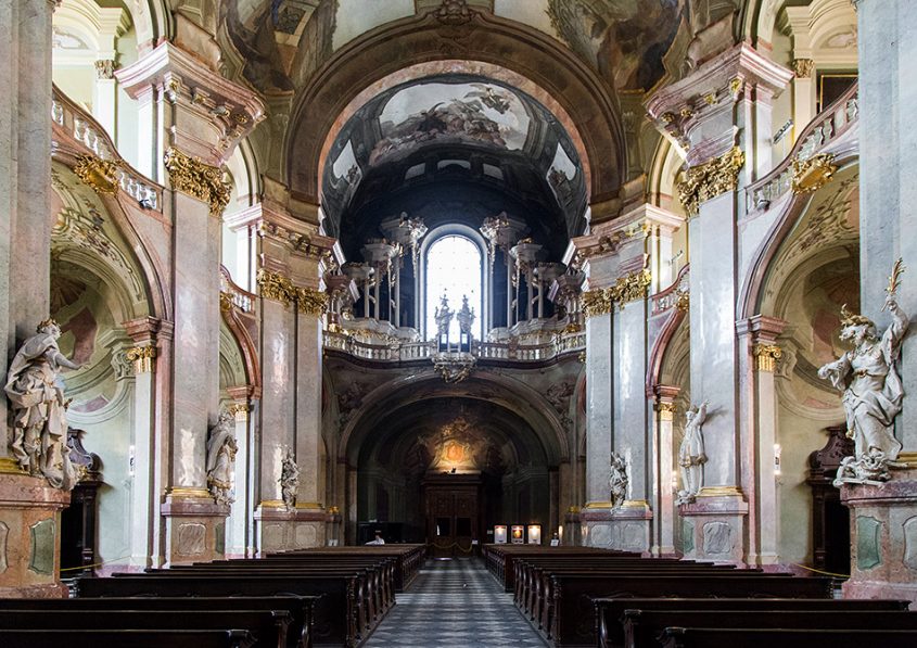 Fabian Frählich, Prag, St. Nikolaus auf der Kleinseite, Eingang und Orgel