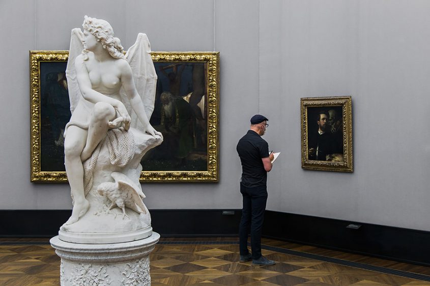 Berlin, Museen und Corona, Reinhard Kleist vor Böcklins Selbstporträt mit fiedelndem Tod in der Alten Nationalgalerie