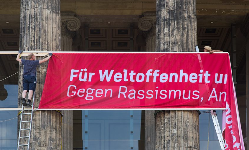 Berlin, Museen und Corona, Banner am Alten Museum: Für Weltoffenheit und demokratische Werte. Gegen Rassismus, Antisemitismus, Nationalismus und Hetze