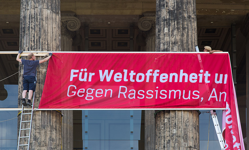 Berlin, Museen und Corona, Banner am Alten Museum: Für Weltoffenheit und demokratische Werte. Gegen Rassismus, Antisemitismus, Nationalismus und Hetze