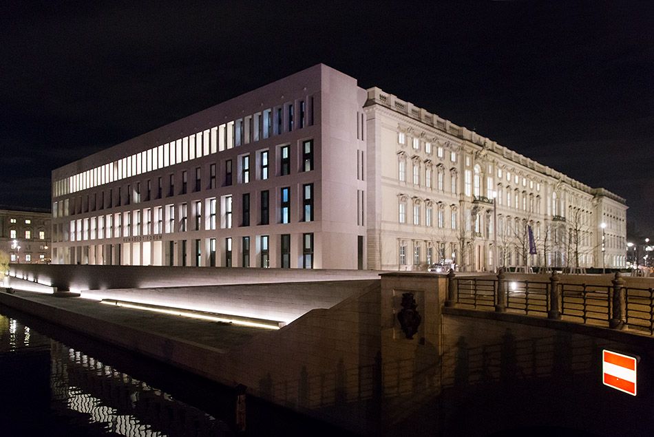 Berlin, Museen und Corona, Humboldt Forum bei Nacht