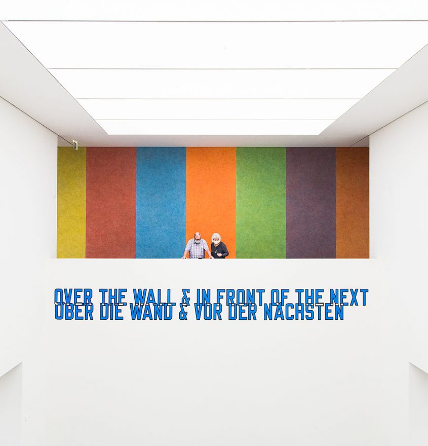 Fabian Fröhlich, Kunsthaus Stuttgart, Lawrence Weiner, Over the Wall and in Front of the Next / Sol Lewitt, Wall Drawing #422