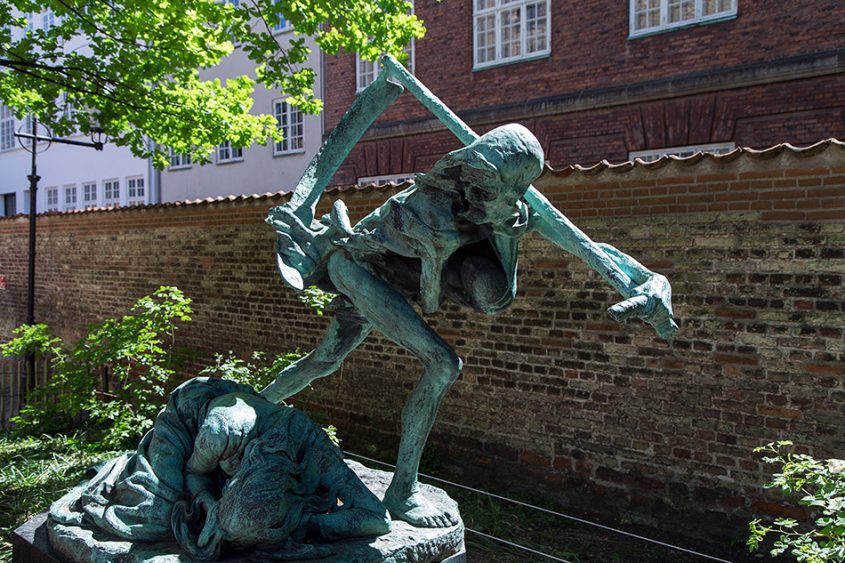 Fabian Fröhlich, Kopenhagen, Death and the Mother by Niels Hansen Jacobsen in the graveyard of St. Petri Kirke