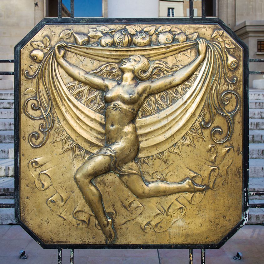 Opéra de Marseille, Bronze medallion at the gate