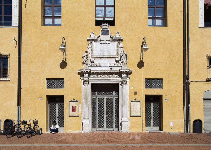 Ferrara, Palazzo Municipale, Portale della Sala Estense