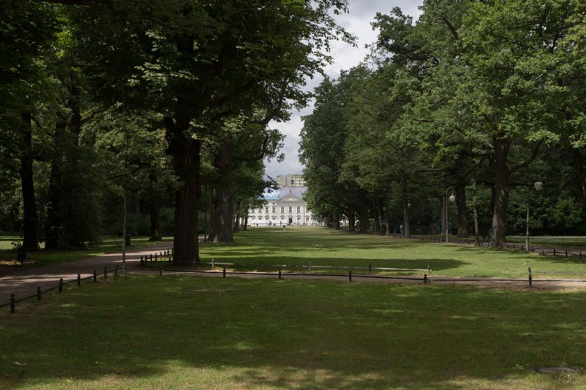 Berlin, Schloss Bellevue, Ausstellung Freiraum Kunst: Akademie der Künste Goes Bellevue, View from Tiergarten to Schloss Bellevue