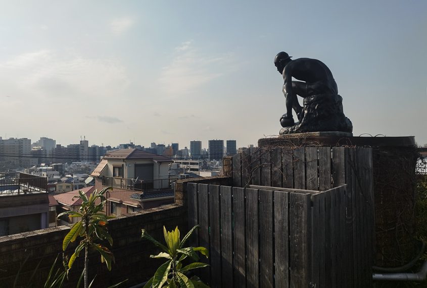 Tokyo, Yanaka, Asakura Museum of Art, Rooftop garden with the sculture "Shot Putter" by Fumio Asakura